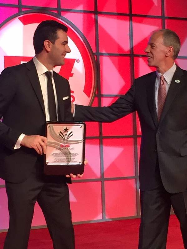 Charles Perreault reçoit un prix sur scène