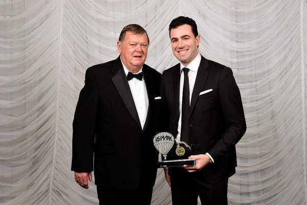 Charles Perreault reçoit un trophée RE/MAX lors d'un gala