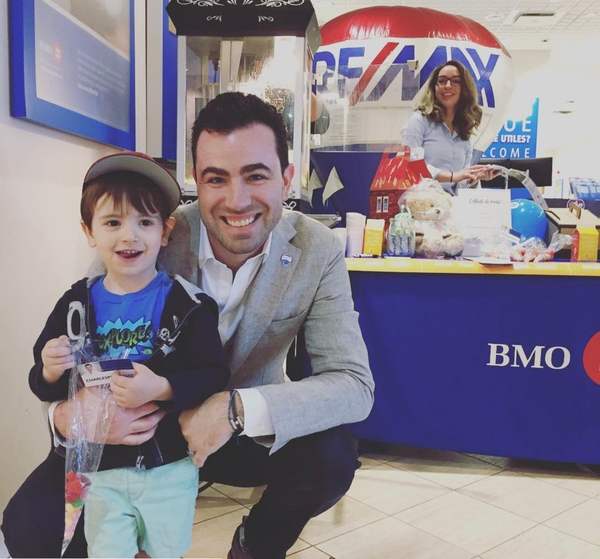 Charles Perreault avec son fils au kiosque