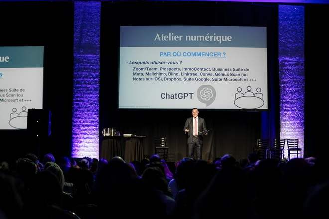 Charles Perreault anime un atelier numérique sur scène