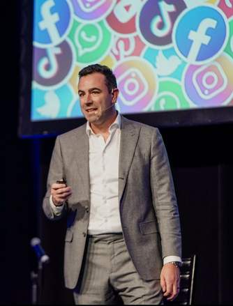 Charles Perreault en conférence sur les réseaux sociaux
