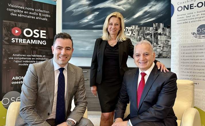 Charles Perreault et deux personnes dans les bureaux d'OSE Coaching