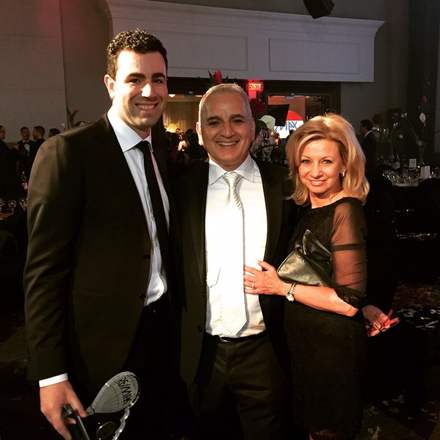 Charles Perreault et deux personnes lors d'un gala