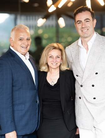 Charles Perreault et deux personnes, souriants