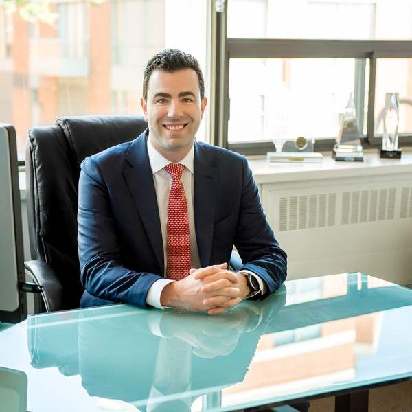 Charles Perreault à son bureau