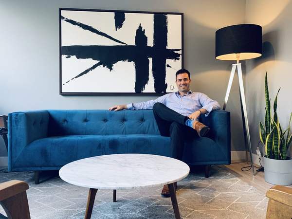 Charles Perreault dans un salon