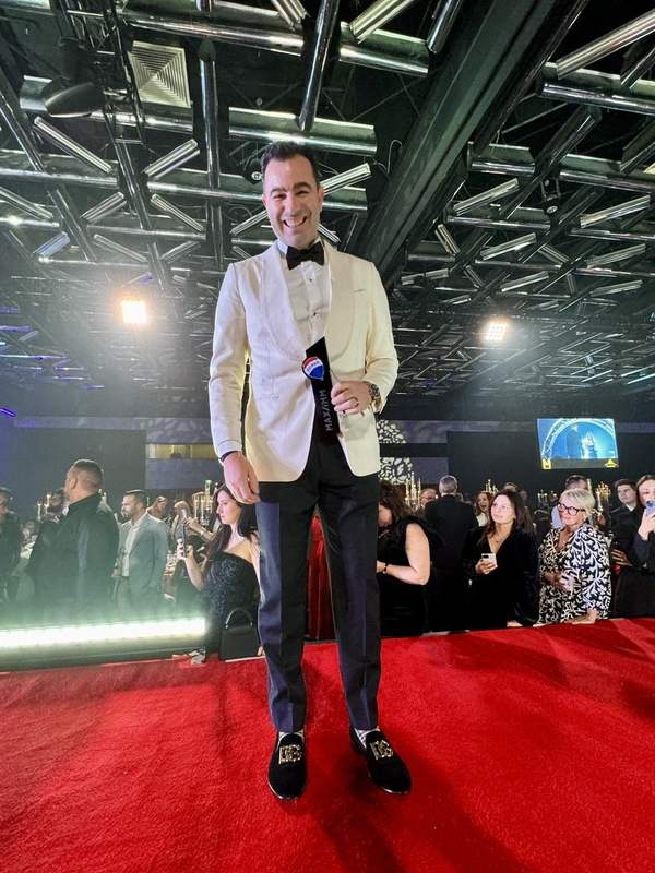 Charles Perreault sur le tapis rouge d'un gala MAX/IMM